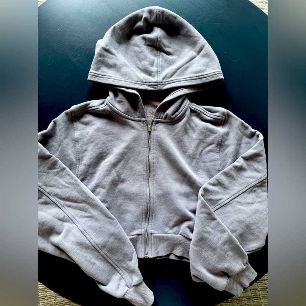 ALO Yoga Cropped Hoodie Jacket
Sweet Escape